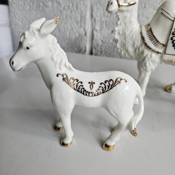 Bon Ton Set of 3 Jade Porcelain Nativity Animals. - Picture 7 of 7